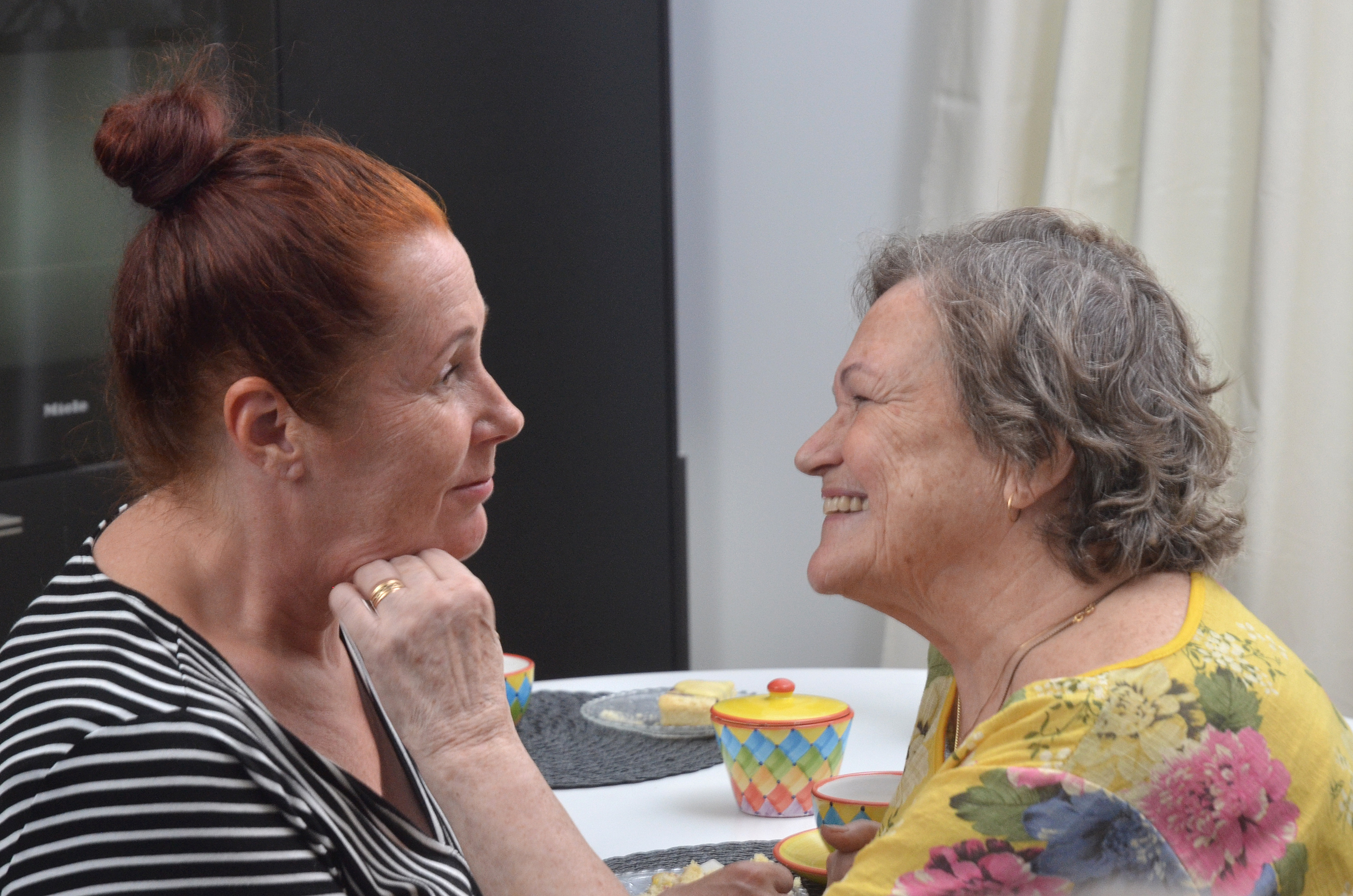 Omaishoitajatytär (Sarina Kurki) ja muistisairas äiti (Eila Pethman) Giselle Ringbomin elokuvassa Uimaan.