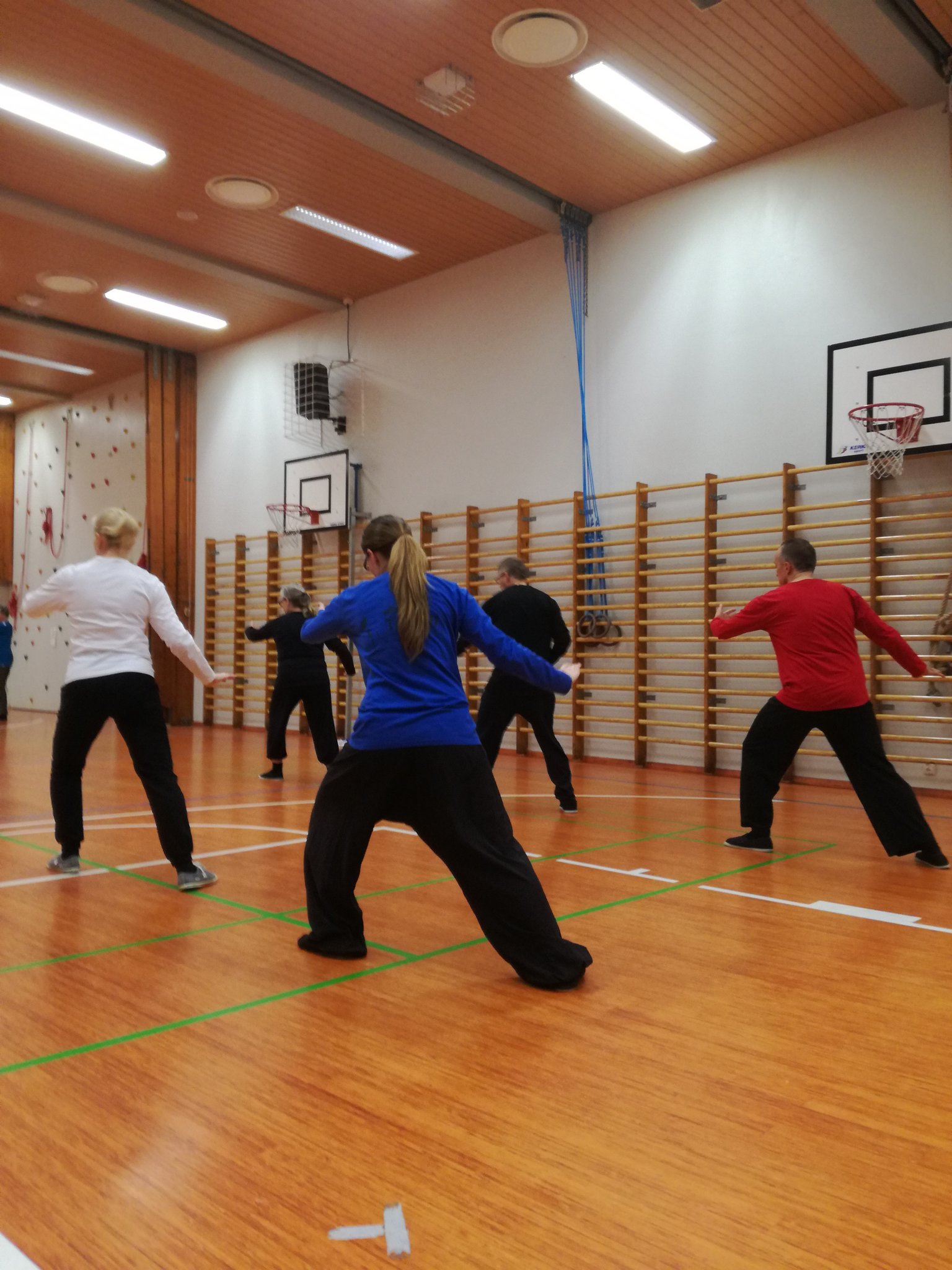 Oppilaita taiji-kurssilla