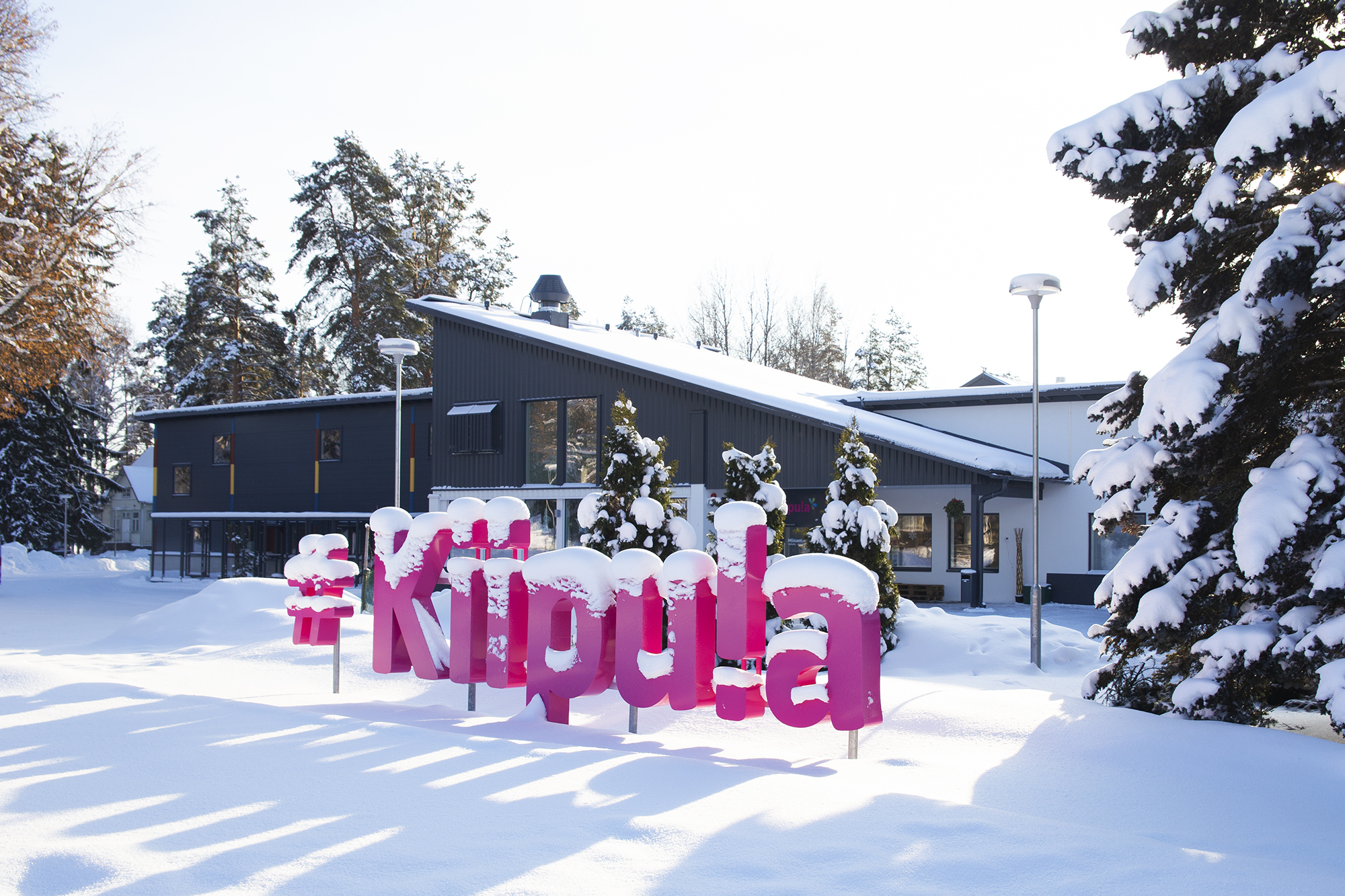 Kiipula lukee isoilla kirjaimilla ja takana paikan rakennuksia.