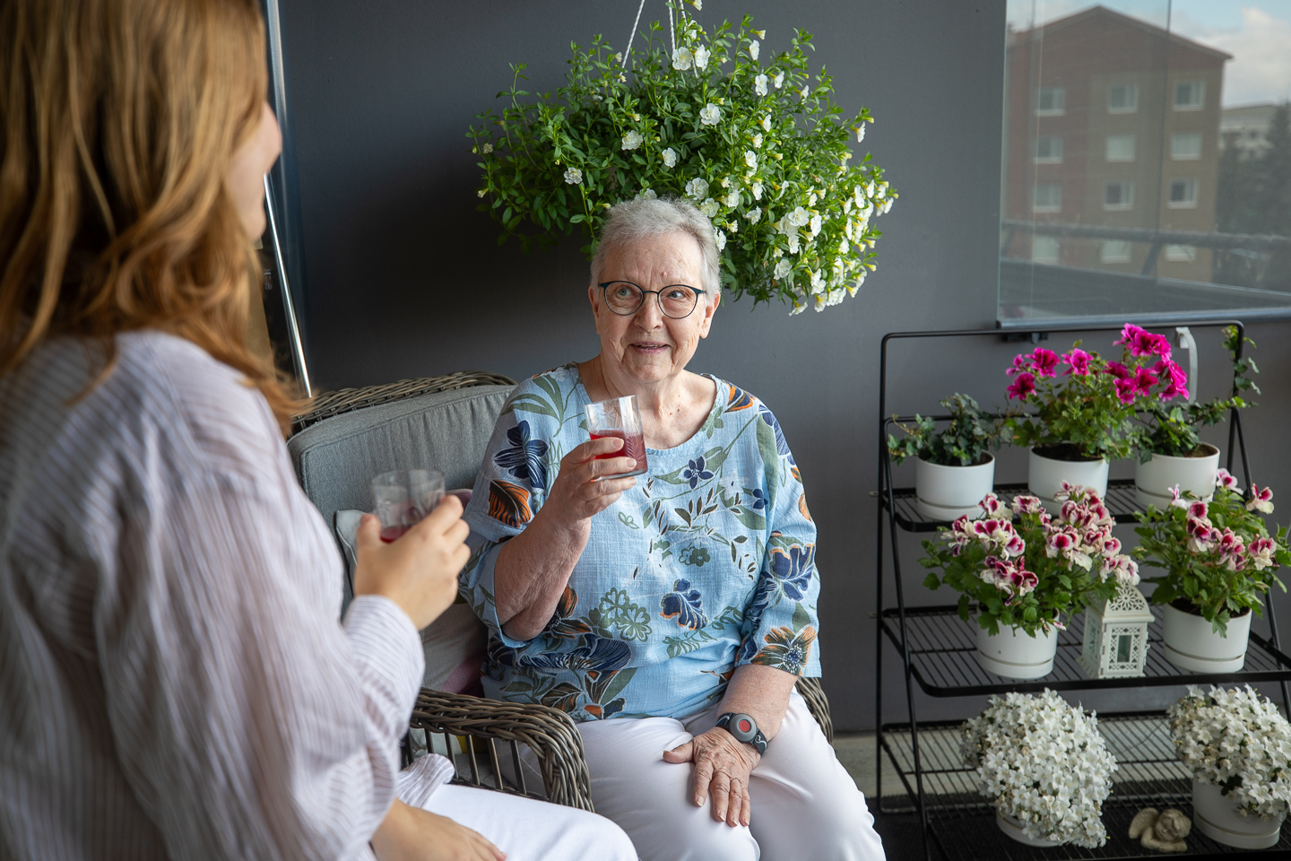 Kaksi ihmistä parvekkeella.
