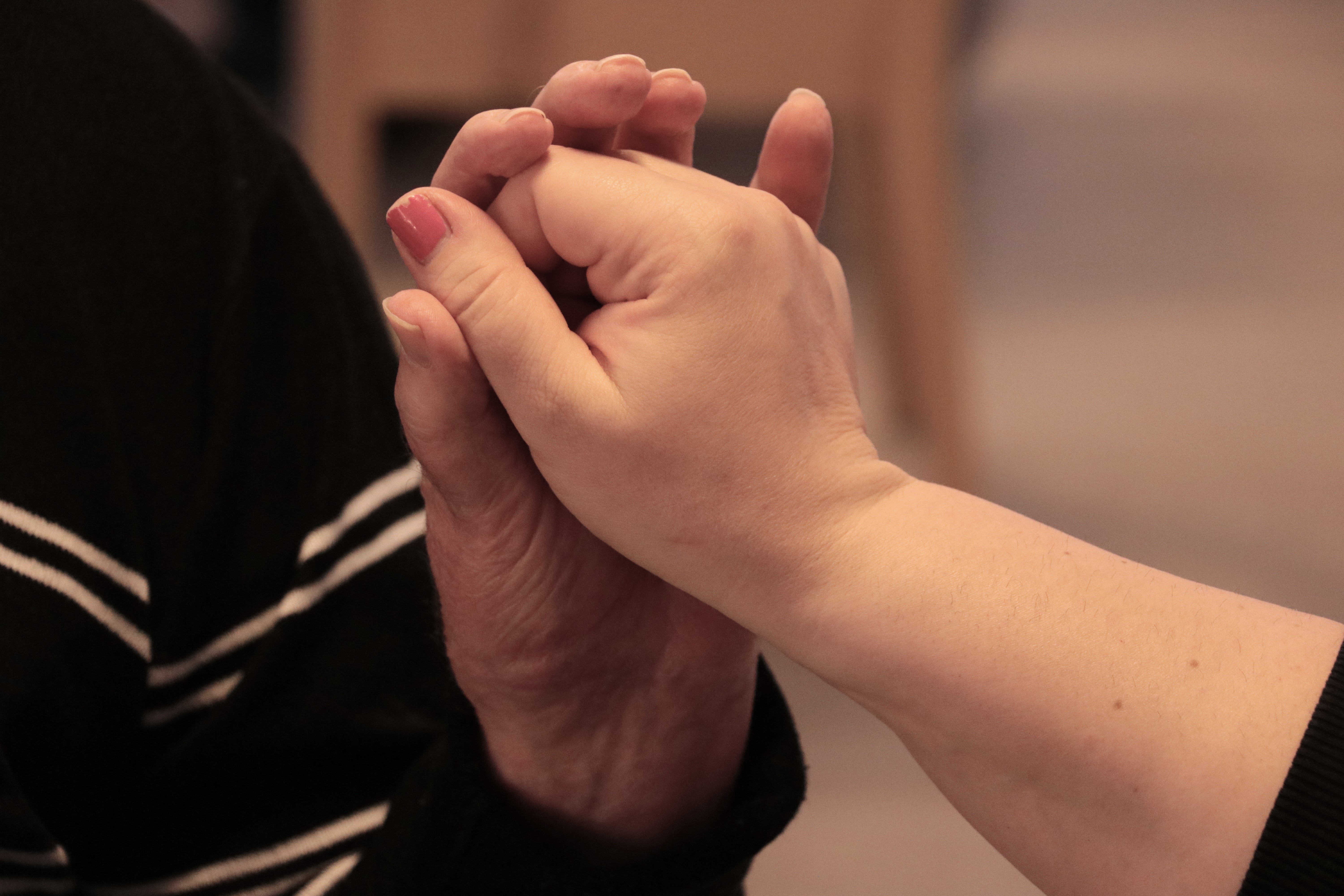 Taktiiliviittomista, jossa tehdään taktiilisti kirjain.