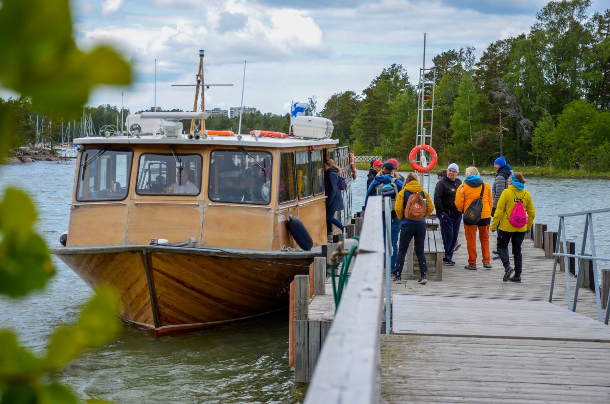 Reittivene johon menee ihmisiä