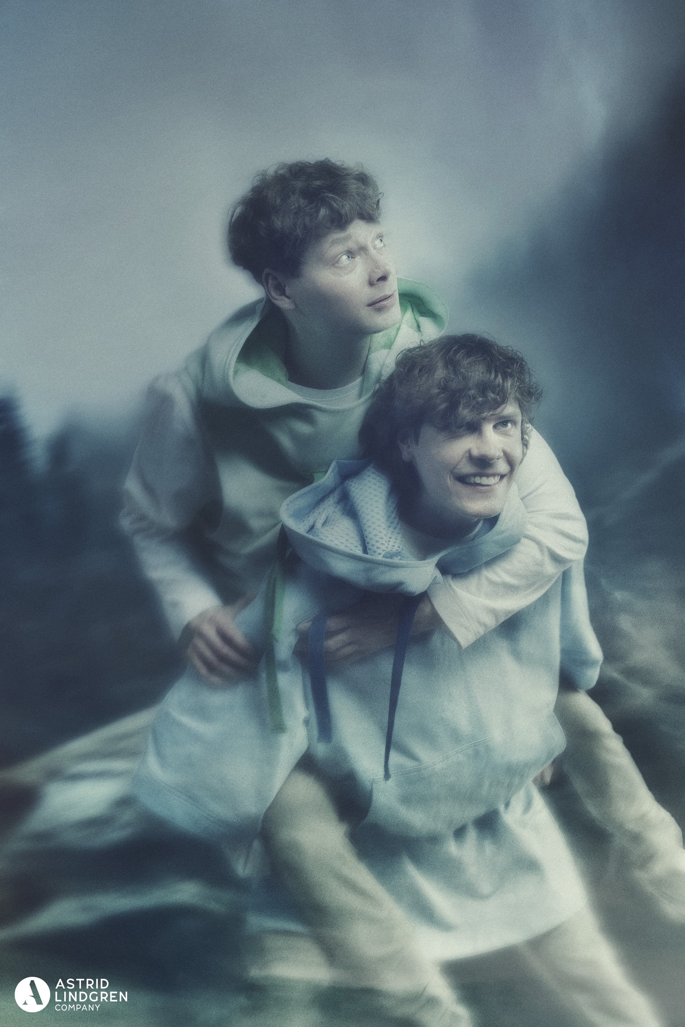 Kuva näytelmästä Veljeni Leijonamieli. Kuvassa pikkuveli Korppu on isoveli Joonatanin reppuselässä. Kuva: HKT/Otto-Ville Väänänen