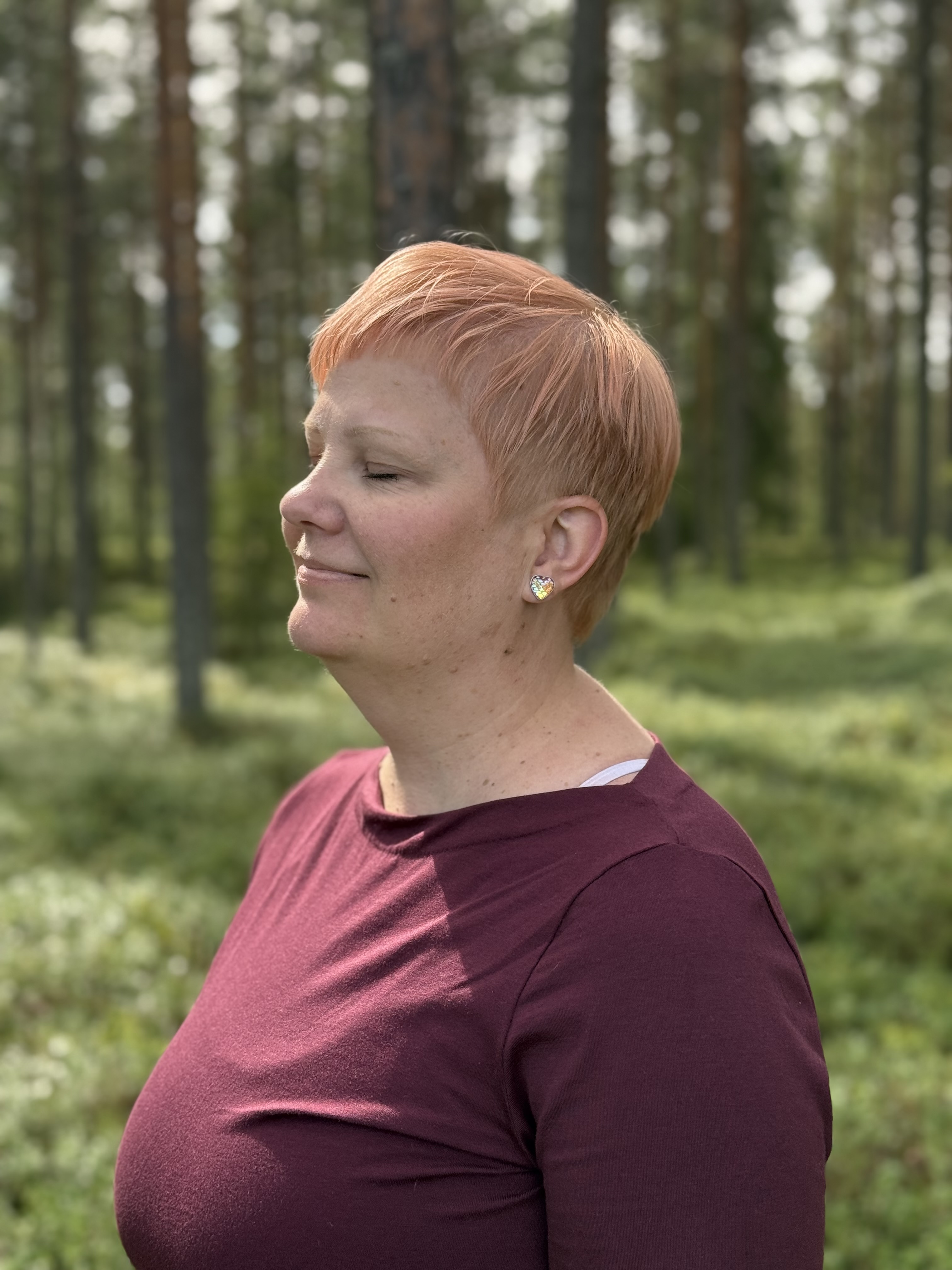 Nainen nauttii luonnosta