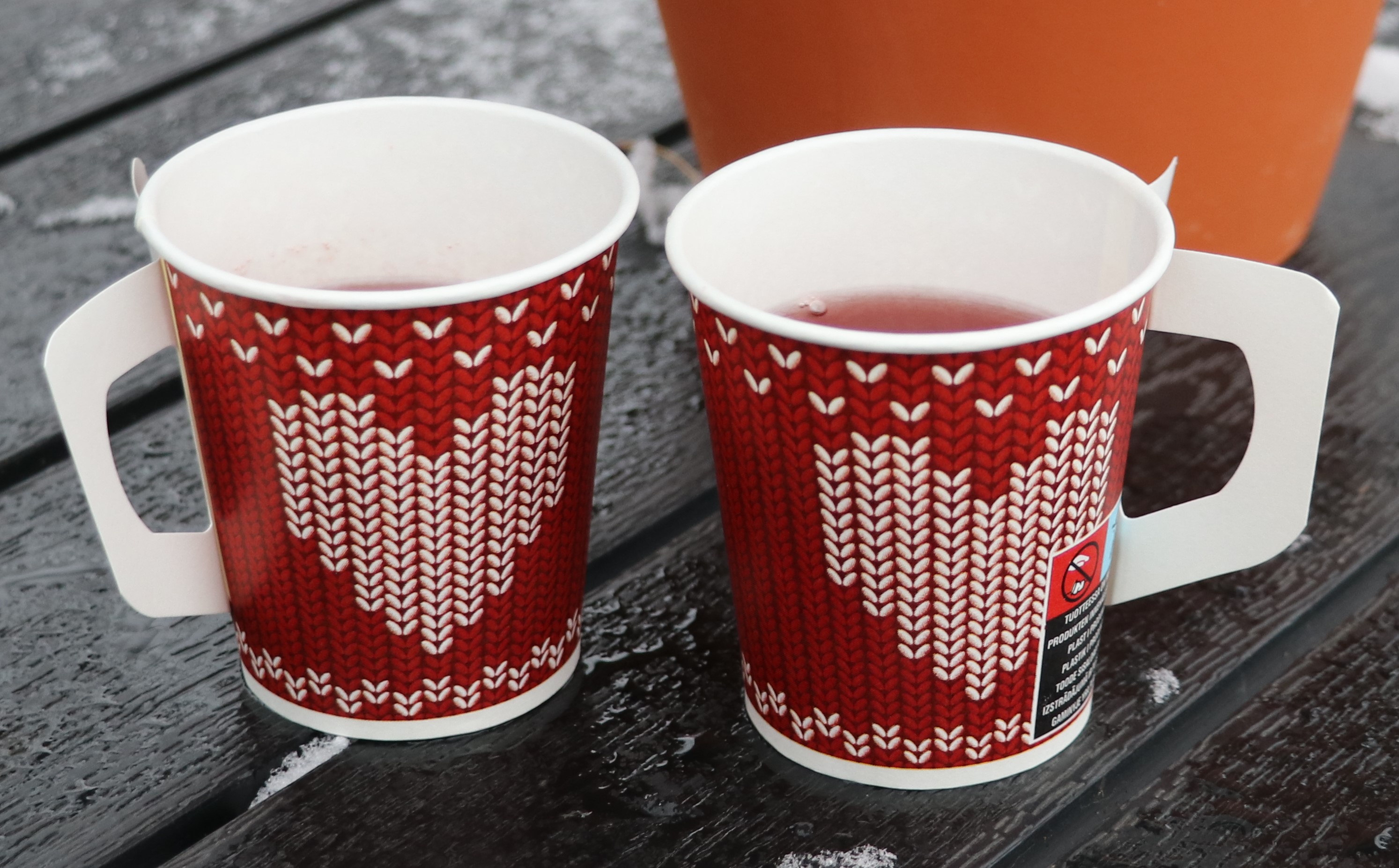 Kahvimukit pöydällä ja niiden kyljissä on sydämet.