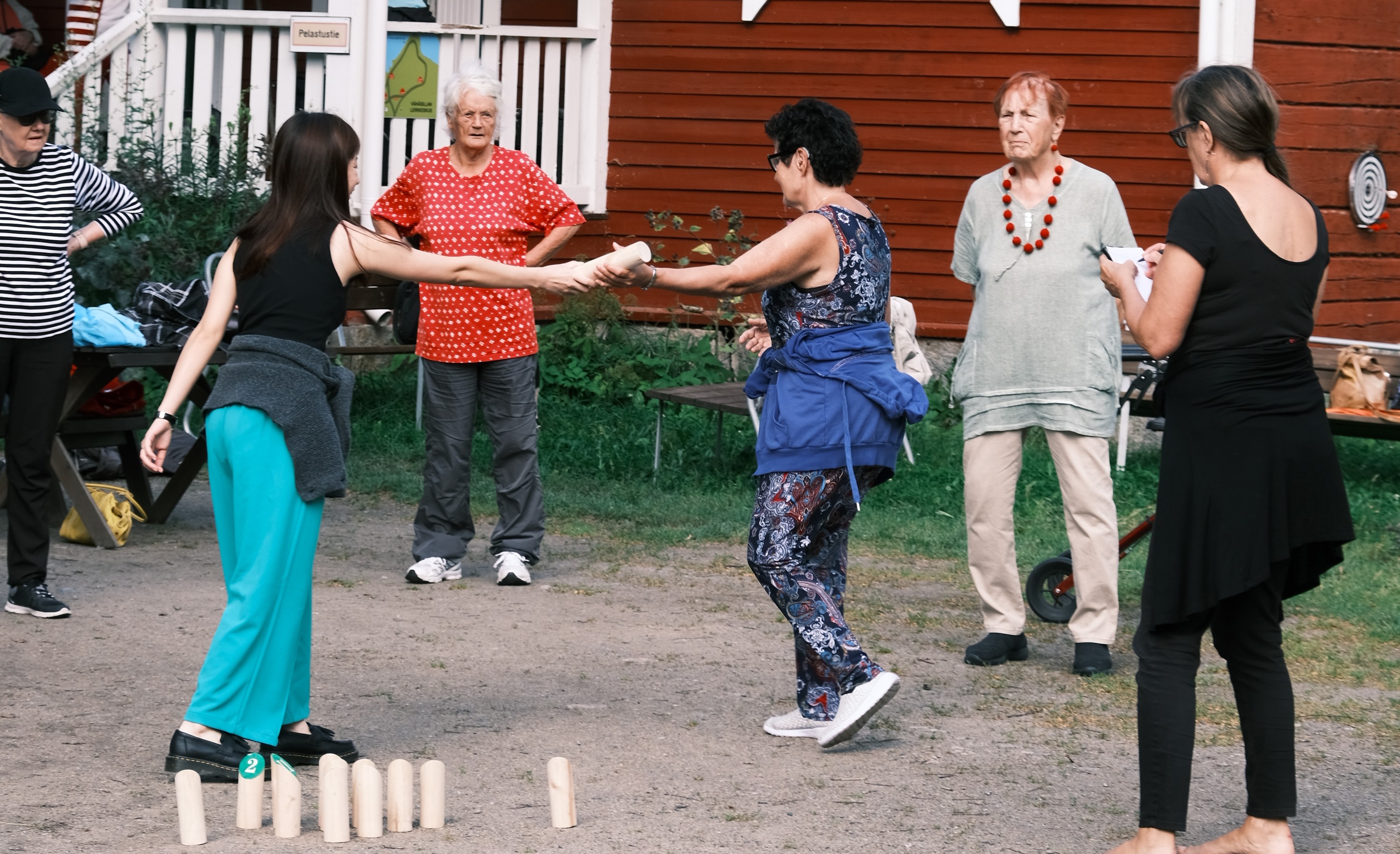 Kuvassa olemme Vähäsillassa kesällä Likellä-kerholaisten ja vapaaehtoisten virkistysretkellä.