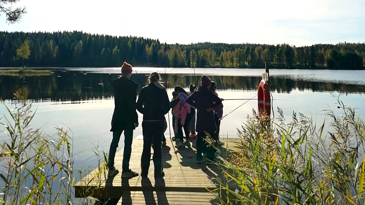 Leiriläisiä kalastamassa laiturilla