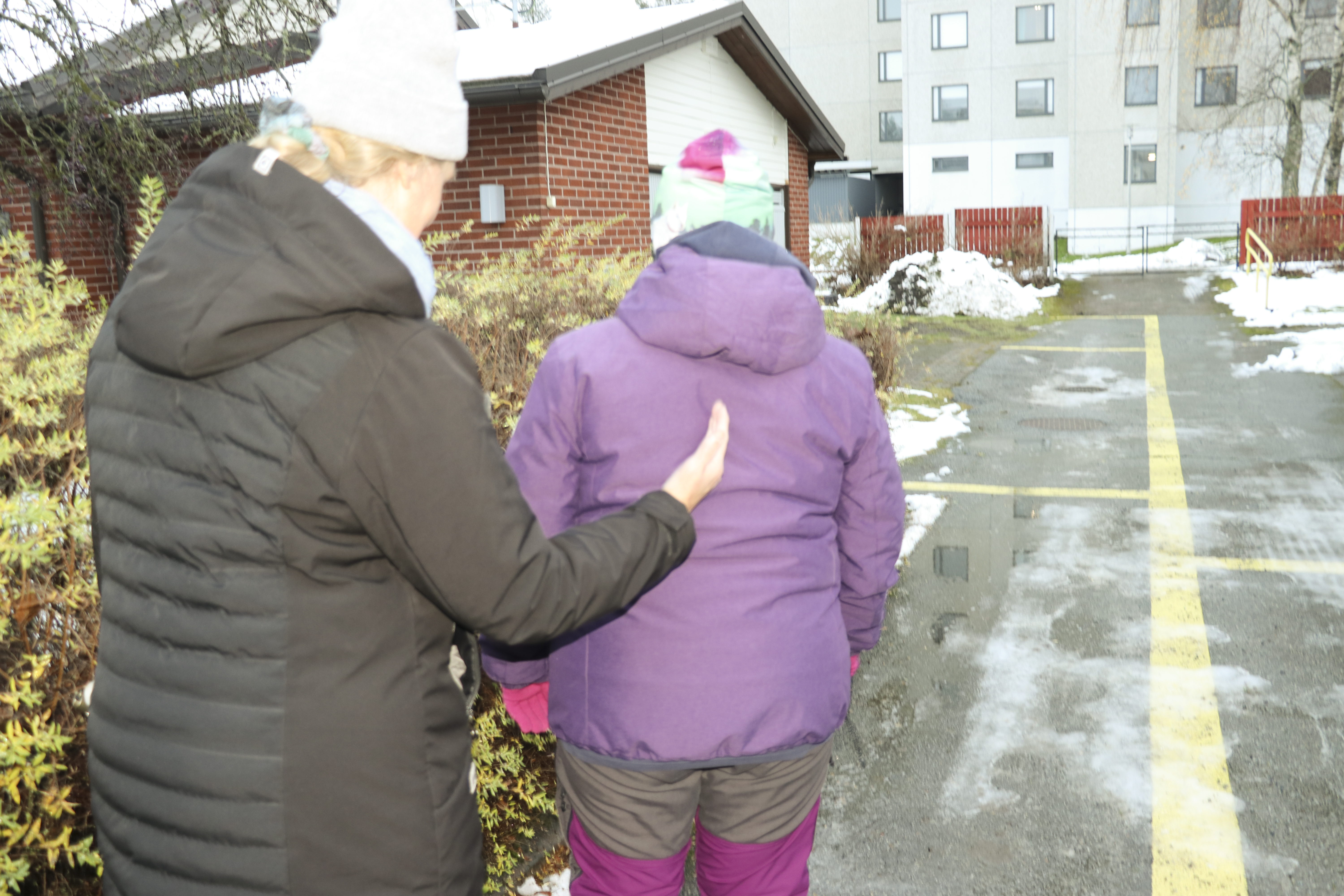 Valkoisen kepin käyttöä ja selkään tehdään ohjeita suunnasta