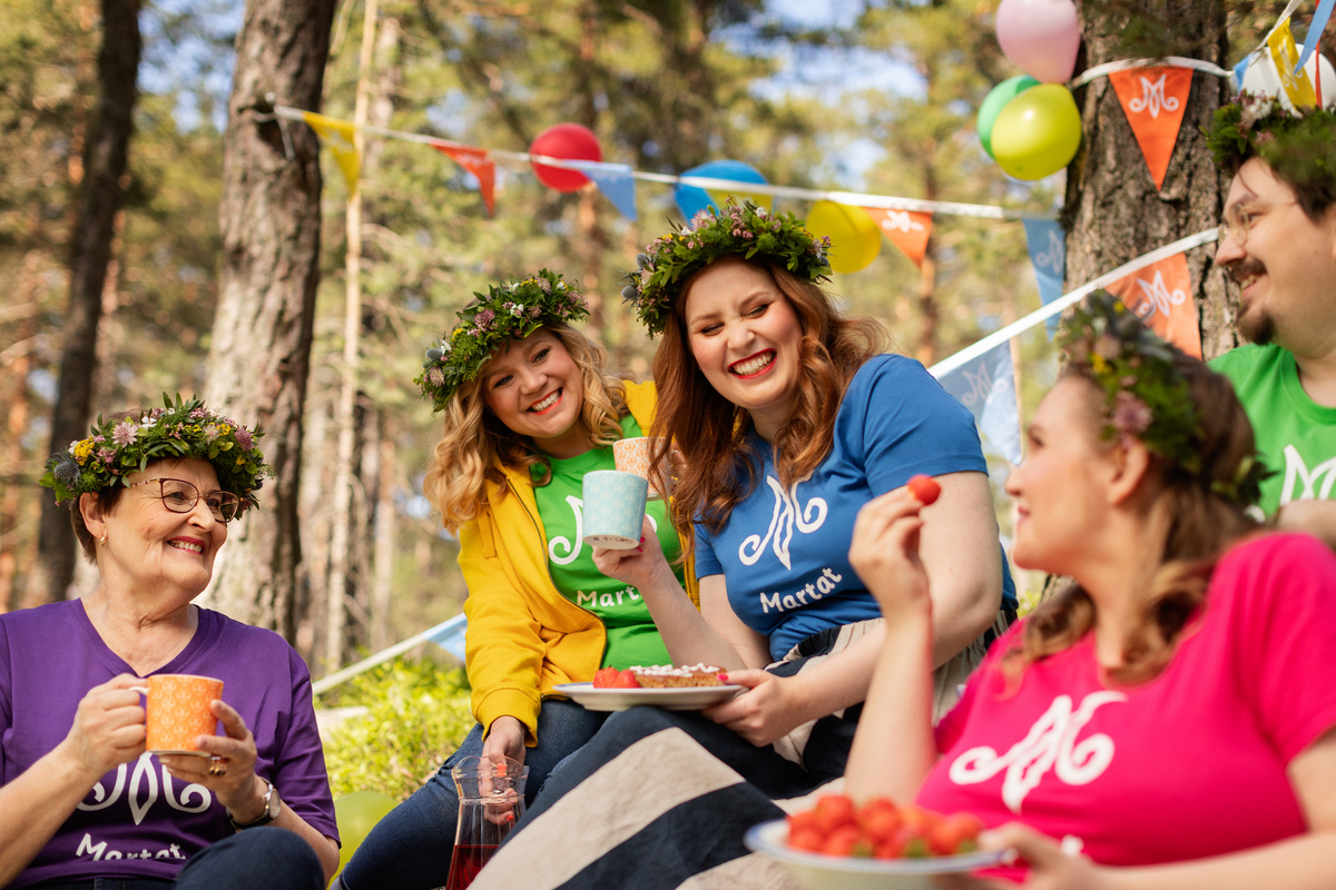 Marttoja juomassa kahvia metsässä