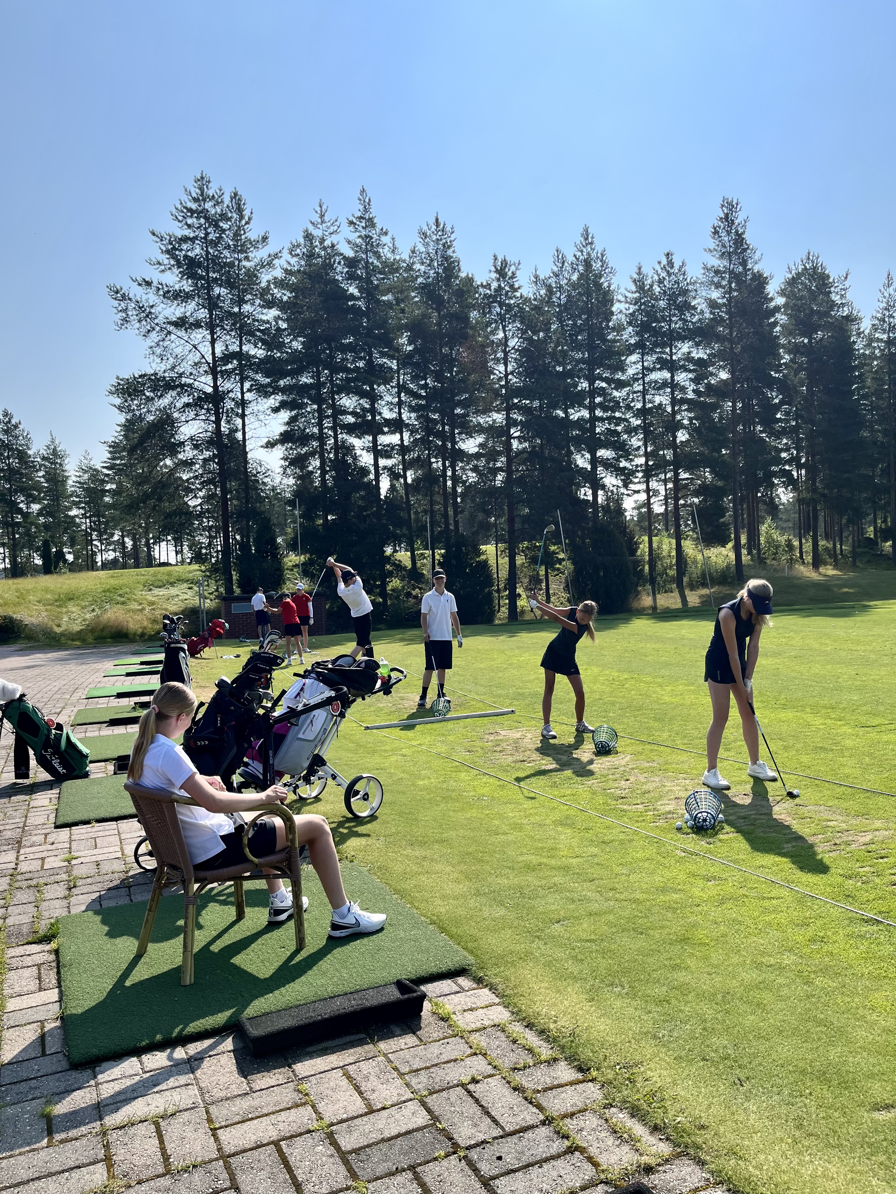 Lämmittely rangella ennen kilpailua.